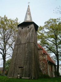 Kamienno ceglany kościół z drewnianą wieżą