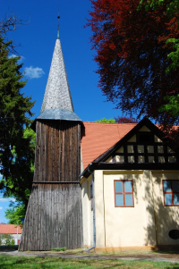 Kościół z drewnianą wieżą