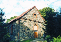Kamienny kościół wśród drzew