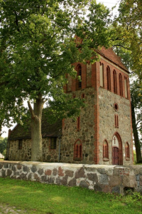 Kamienno ceglany kościół