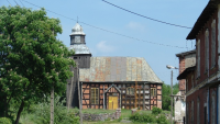 Ceglany kościół z drewnianą wieżą