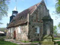 Kamienny kościół, po prawej posąg