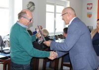Pierwsze posiedzenie Powiatowej Rady Sportu 16.10.2024 - wręczenie aktów powołania przez Edwarda Arysa Starostę Łobeskiego