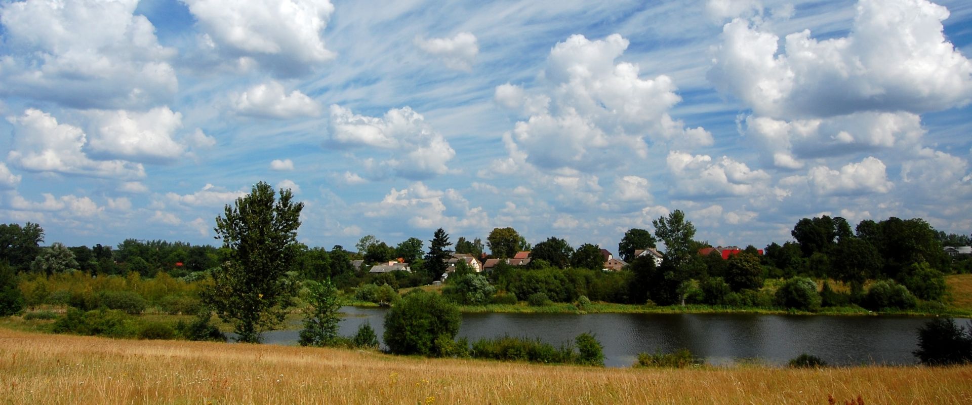Panorama okolic Łobza: Las, jezioro z lotu ptaka