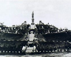 Czarnobiałe zdjęcie przedstawiające Wzgórze Rolanda