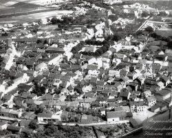 Czarnobiałe zdjęcie wykonane z lotu ptaka Łobez w 1931 r.