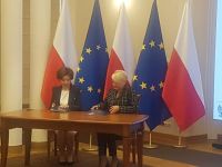 311445460_443375691216300_7816455465108319686_nStarosta Renata Kulik podpisuje umowę