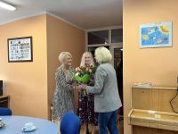 309853803_444745181079351_8639752865828140246_nStarosta Renata Kulik wraz z Dyrektorą Oświaty składa kwiaty na ręcę...
