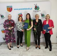343758088_619565653371401_5496607481979215349_nUczennica obiera nagrode finansową