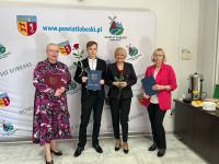 343598689_261111106333080_1151484464192812244_nUczeń obiera nagrode finansową