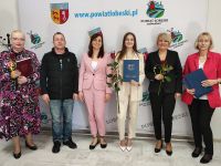 343589844_3515549928727216_5666495336502849551_nUczennica obiera nagrode finansową