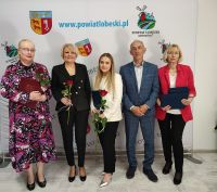 343585787_1223874084982223_2704503315022781633_nUczennica obiera nagrode finansową