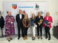 343579111_611940690954702_2508554588736634825_nUczennica obiera nagrode finansową
