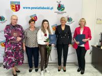 343422875_589936329761292_698779765931265214_nUczennica obiera nagrode finansową