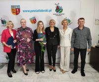 343232117_633621618108386_1749322356177782794_nUczennica obiera nagrode finansową