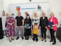 343083752_8992538007483075_4184072818838206575_nUczennica obiera nagrode finansową