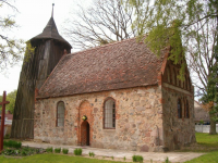 Duży kamienny kościół wśród drzew