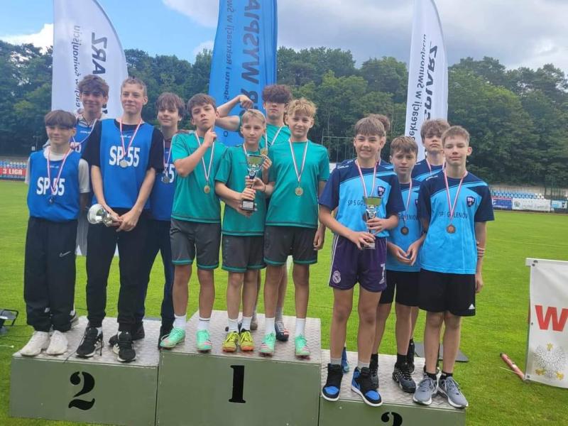 SZKOŁA PODSTAWOWA NR 3 W ŁOBZIE ZE ZŁOTEM W MISTRZOSTWACH WOJEWÓDZTWA W SZTAFECIE 4 x100