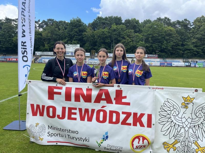 BRĄZOWE MEDALISTKI ZE SZKOŁY PODSTAWOWEJ W RADOWIE MAŁYM