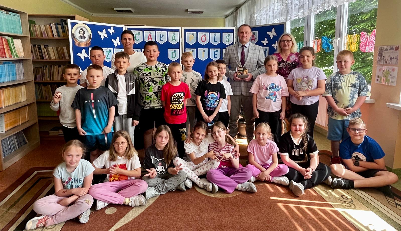 Cała Polska Czyta Dzieciom w Szkole Podstawowej nr 2 im. Mikołaja Kopernika w Łobzie 27.05.2025