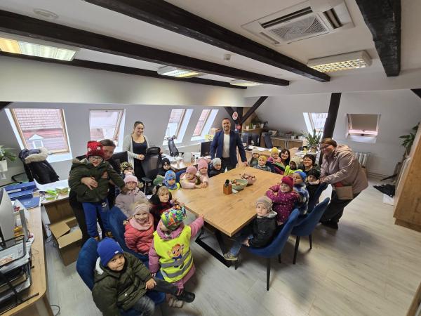 Wesoła wizyta "Żabek" z Przedszkola Miejskiego nr 1 im. Krasnala Hałabały w Łobzie 04.11.2025