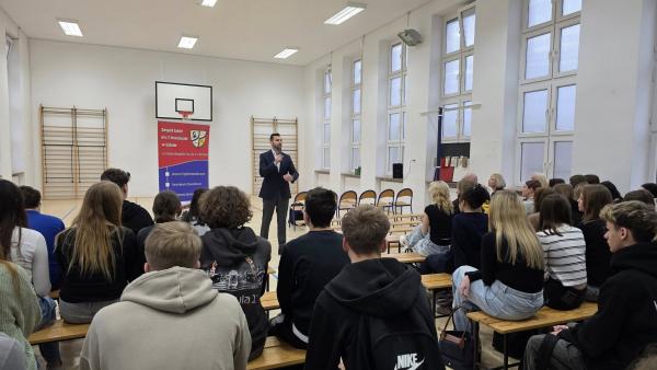 Spotkanie z Wicewojewodą Zachodniopomorskim w Zespole Szkół im. T. Kościuszki w Łobzie 12.12.2025