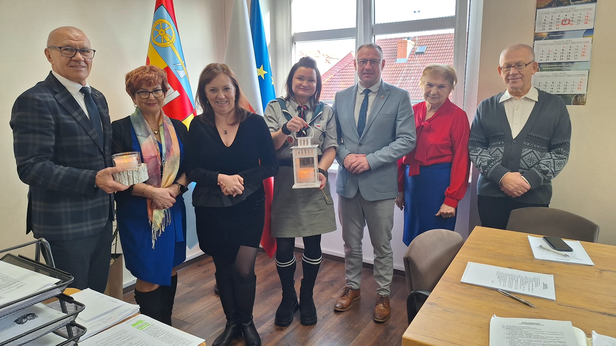 Betlejemskie Światełko Pokoju zagościło w Starostwie Powiatowym w Łobzie 18.12.2025