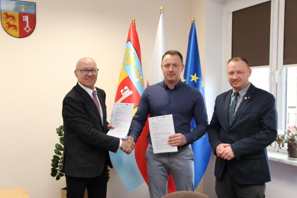 Podpisaliśmy umowę z generalnym wykonawcą na Modernizację bazy szkoleniowej i warsztatowej oraz przebudowę i rozbudowę pracowni hotelarskiej w Zespole Szkół w Łobzie, zgodnych z potrzebami lokalnego rynku - 30.03.2026