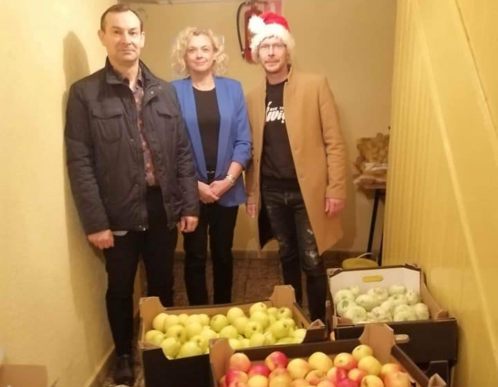 Przekazanie przez Stowarzyszenie "Czas" Węgorzyno skrzynki jabłek dla dzieci z Domu Dziecka w Łobzie
