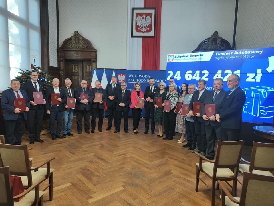 Podpisanie umowy na urochomienie lini komunikacynych