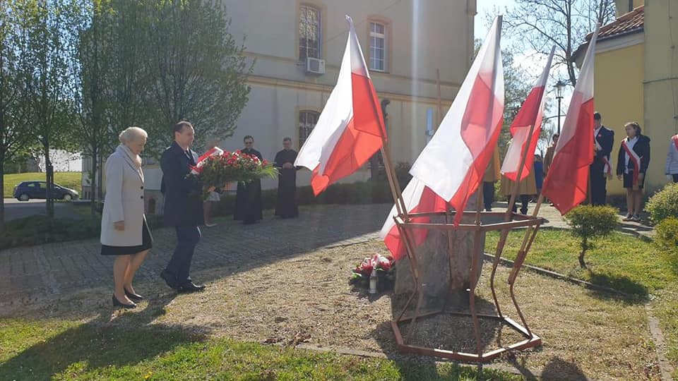 Złożenie wiązanek okolicznościowych w Węgorzynie z okazji Rocznicy uchwalenia Konstytucji 3 maja